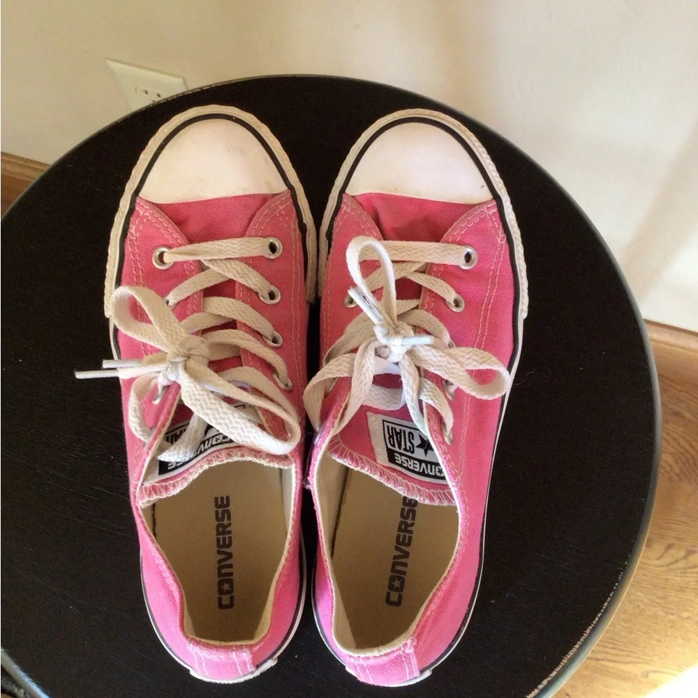 Pink low converse